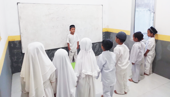 santri mengamalkan ilmu yang dipelajari