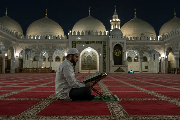 Hikmah Melakukan I’tikaf: Manfaat, Keutamaan, dan Amalan Sunnah