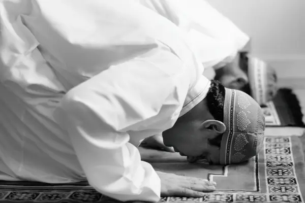 Doa Sujud Tilawah dan Artinya: Bacaan Arab & Terjemahan Lengkap