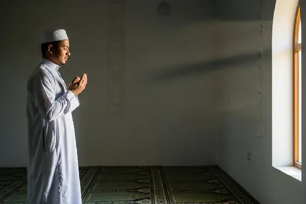 Memejamkan Mata Saat Shalat – Hukum & Pandangan Ulama