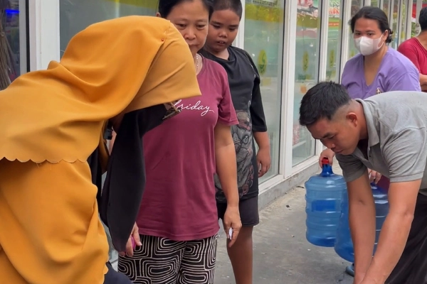 Masjid Ismuhu Yahya Bagikan 50 Galon Air Bersih untuk Warga Terdampak Karhutla di Kubu Raya
